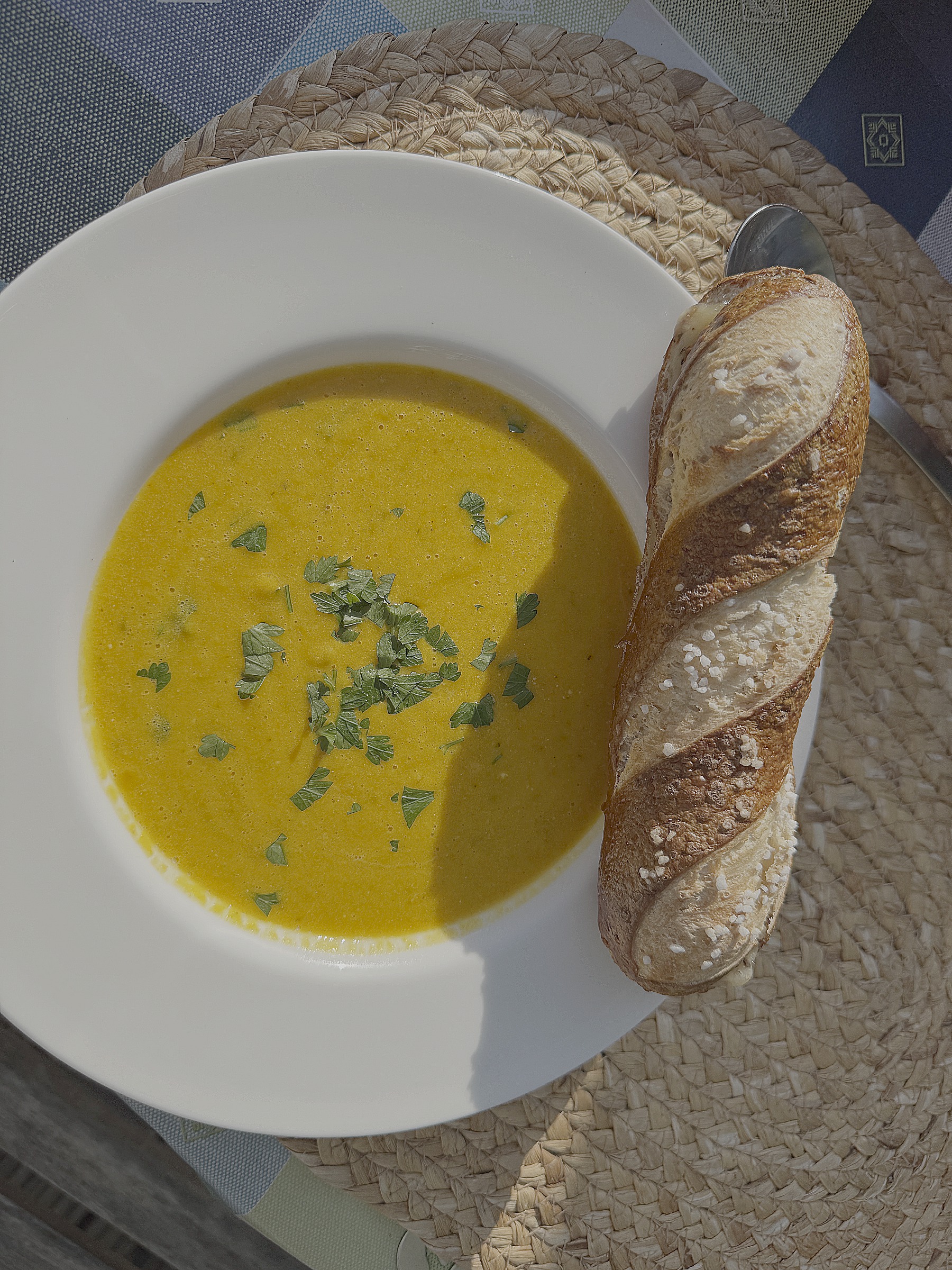 Cremige Kürbissuppe mit Kürbiskern-Knusperstangen