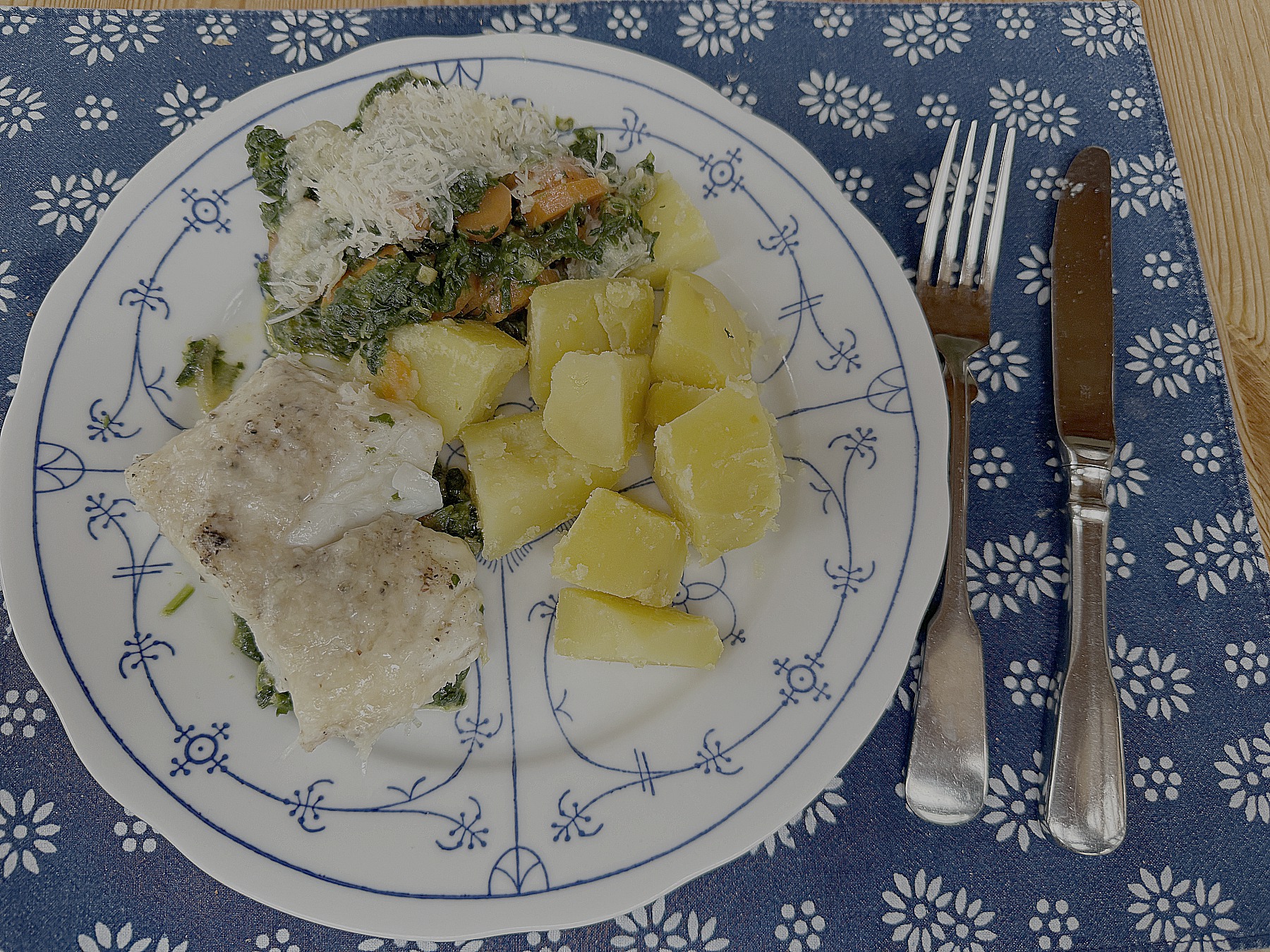 Kabeljau auf einem Gemüsebett mit Parmesan überbacken
