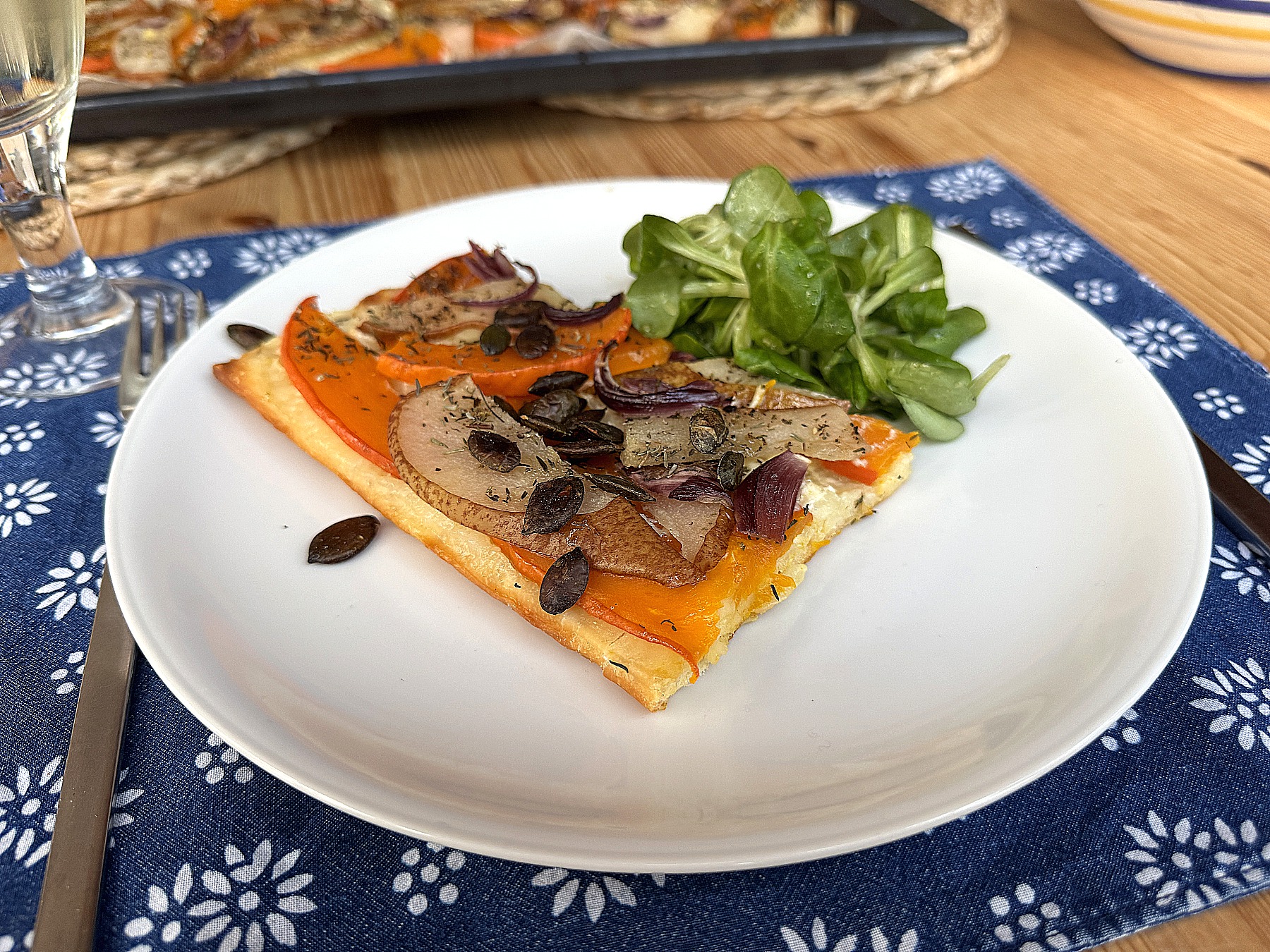 KÜRBIS-BIRNEN-FLAMMKUCHEN MIT FELDSALAT UND KÜRBISKERNEN