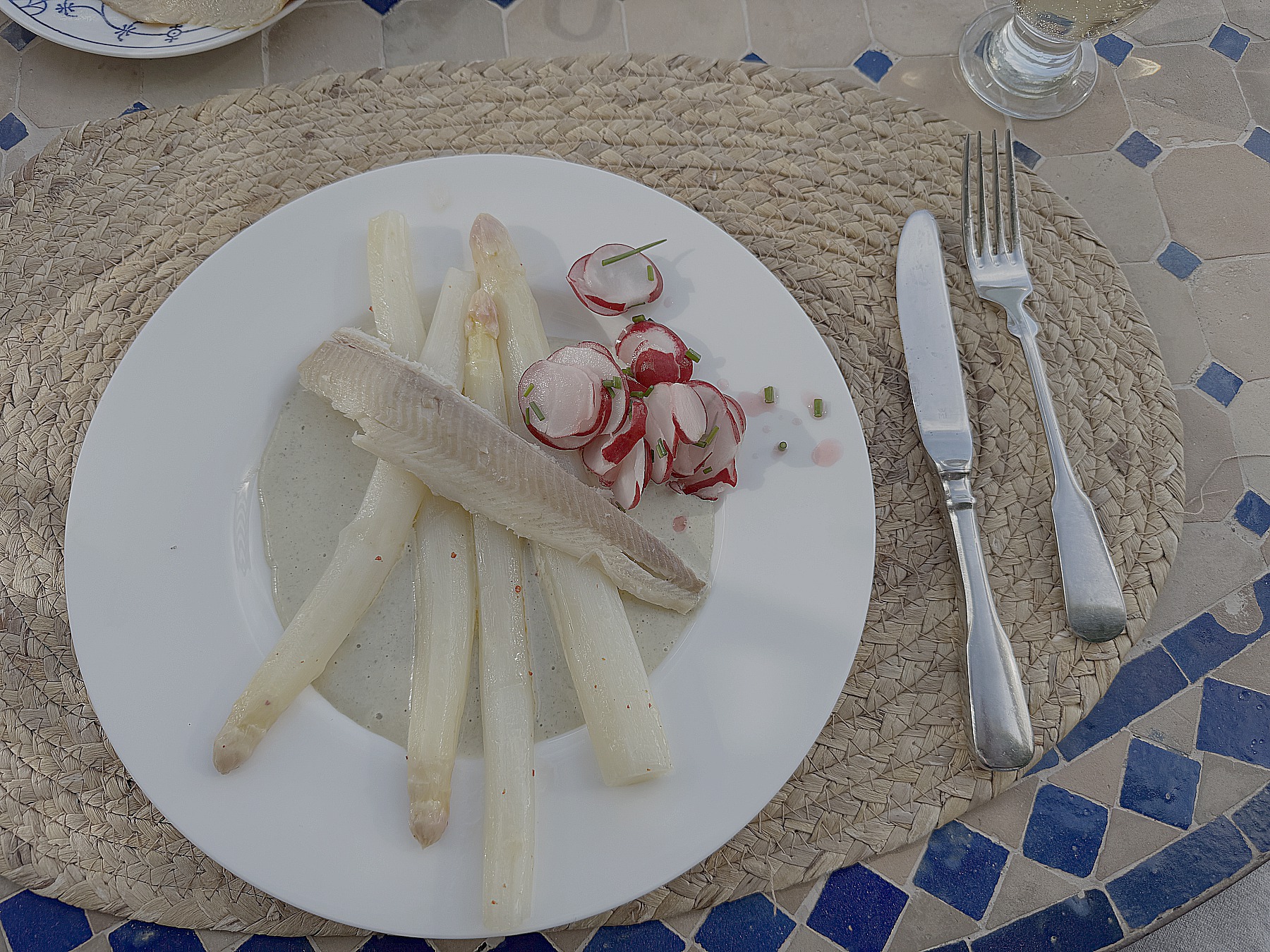 Marinierter Spargel mit Räucherforellensauce