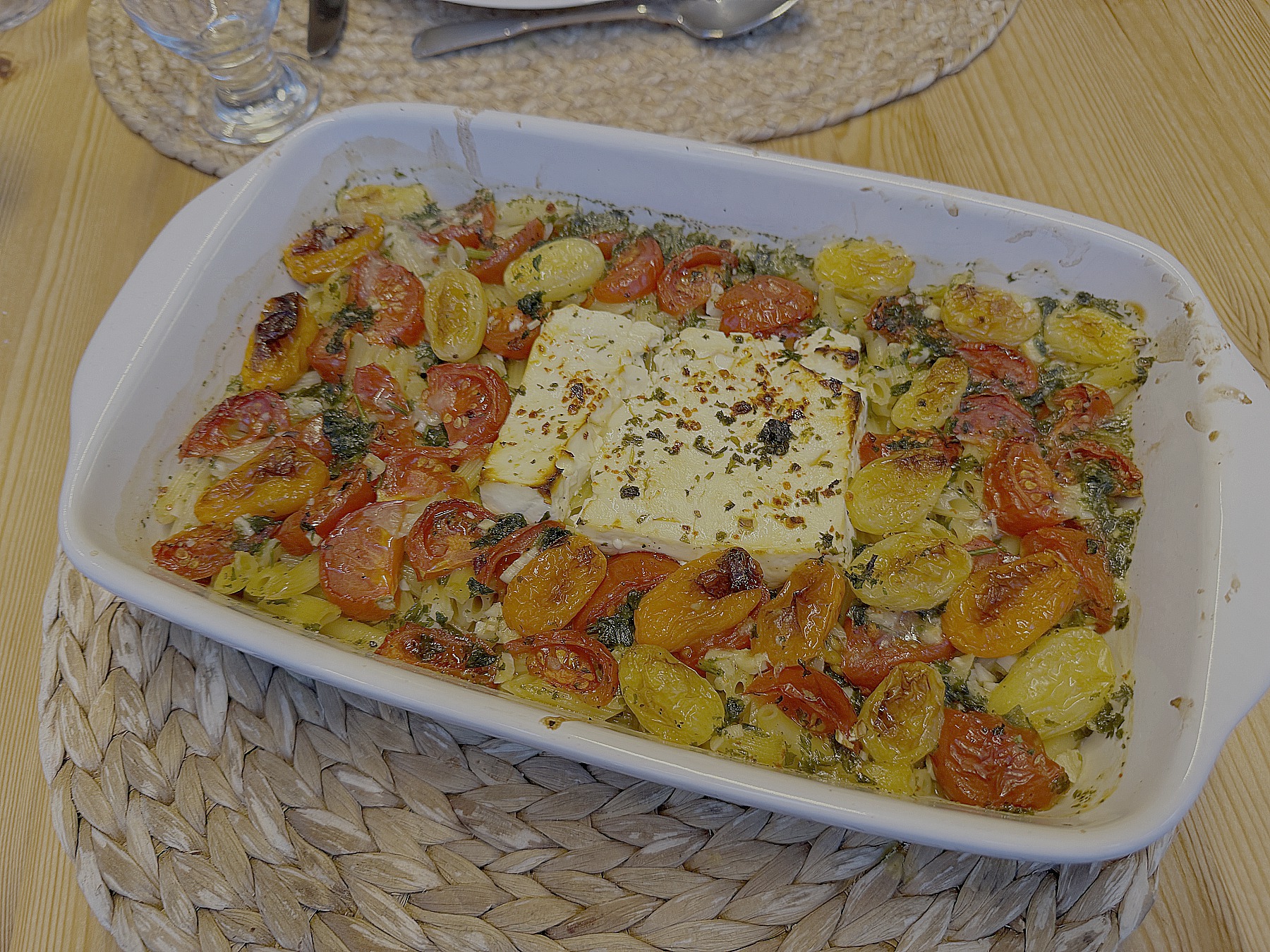 Nudeln mit gebackenem Feta  und Tomaten aus dem Ofen