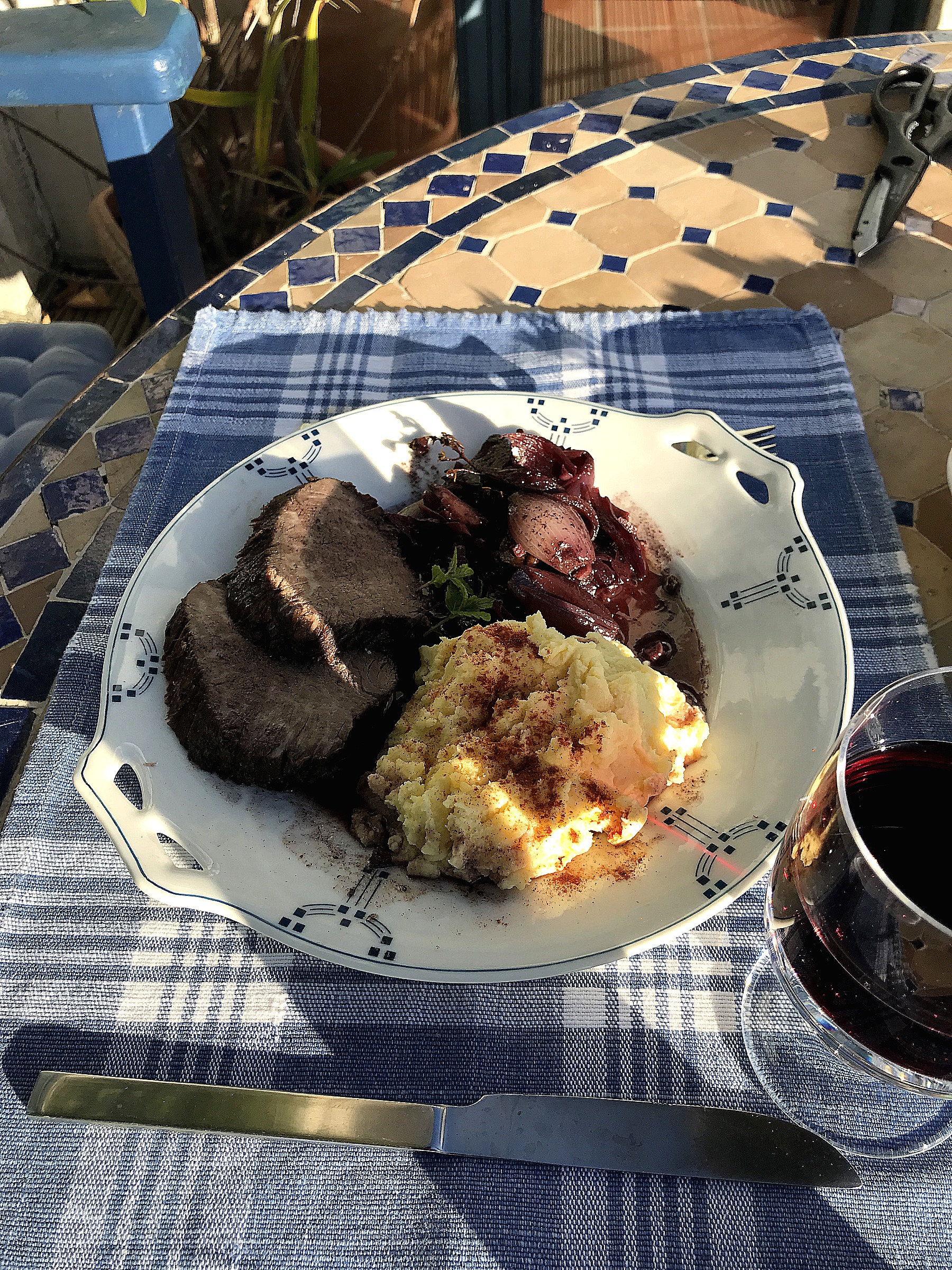 Rinderfilet mit Portweinzwiebeln, Selleriecreme und Spinat