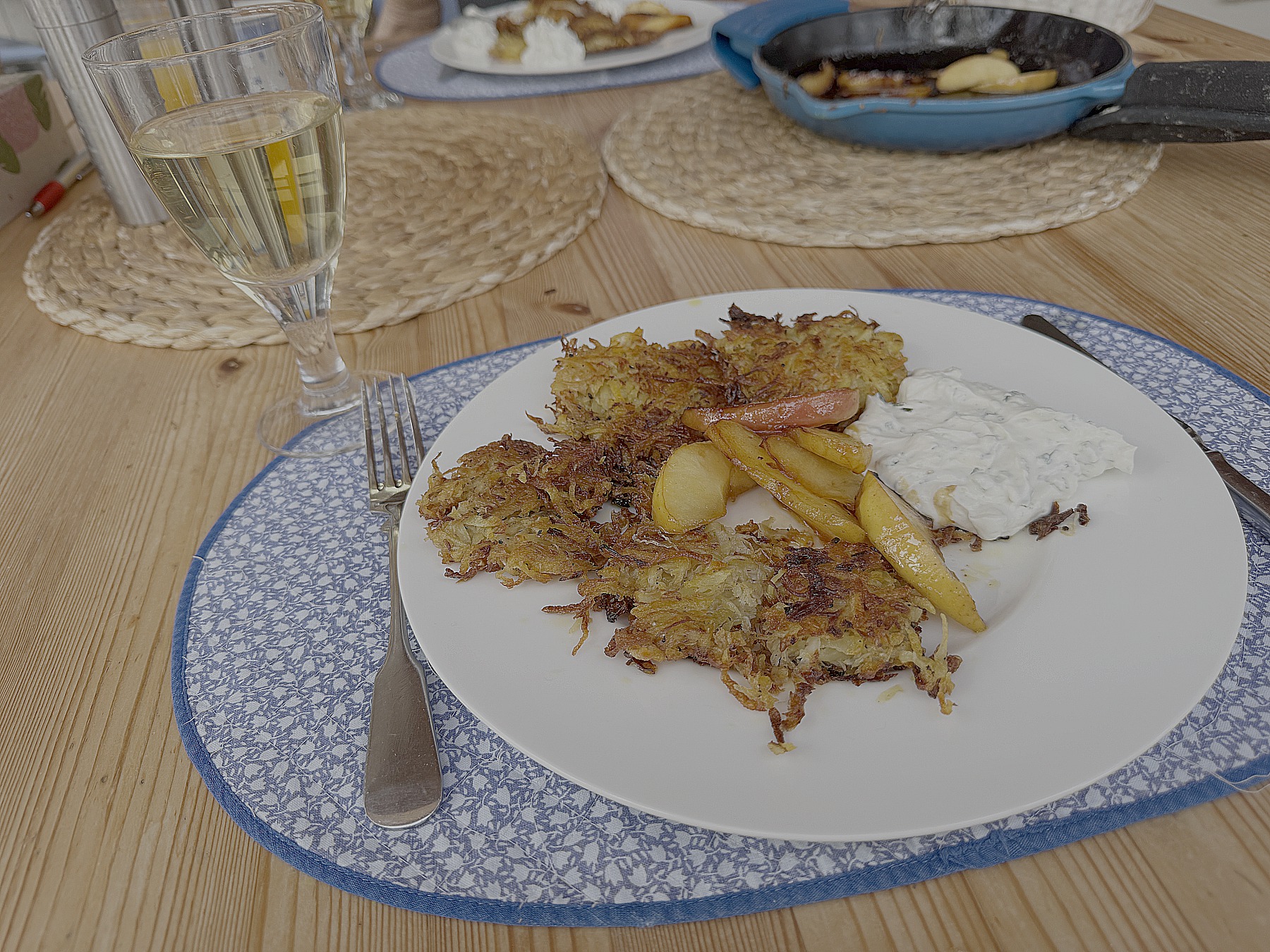 Knusprige Kartoffel-Sauerkrautplätzchen mit karamellisierten Äpfeln