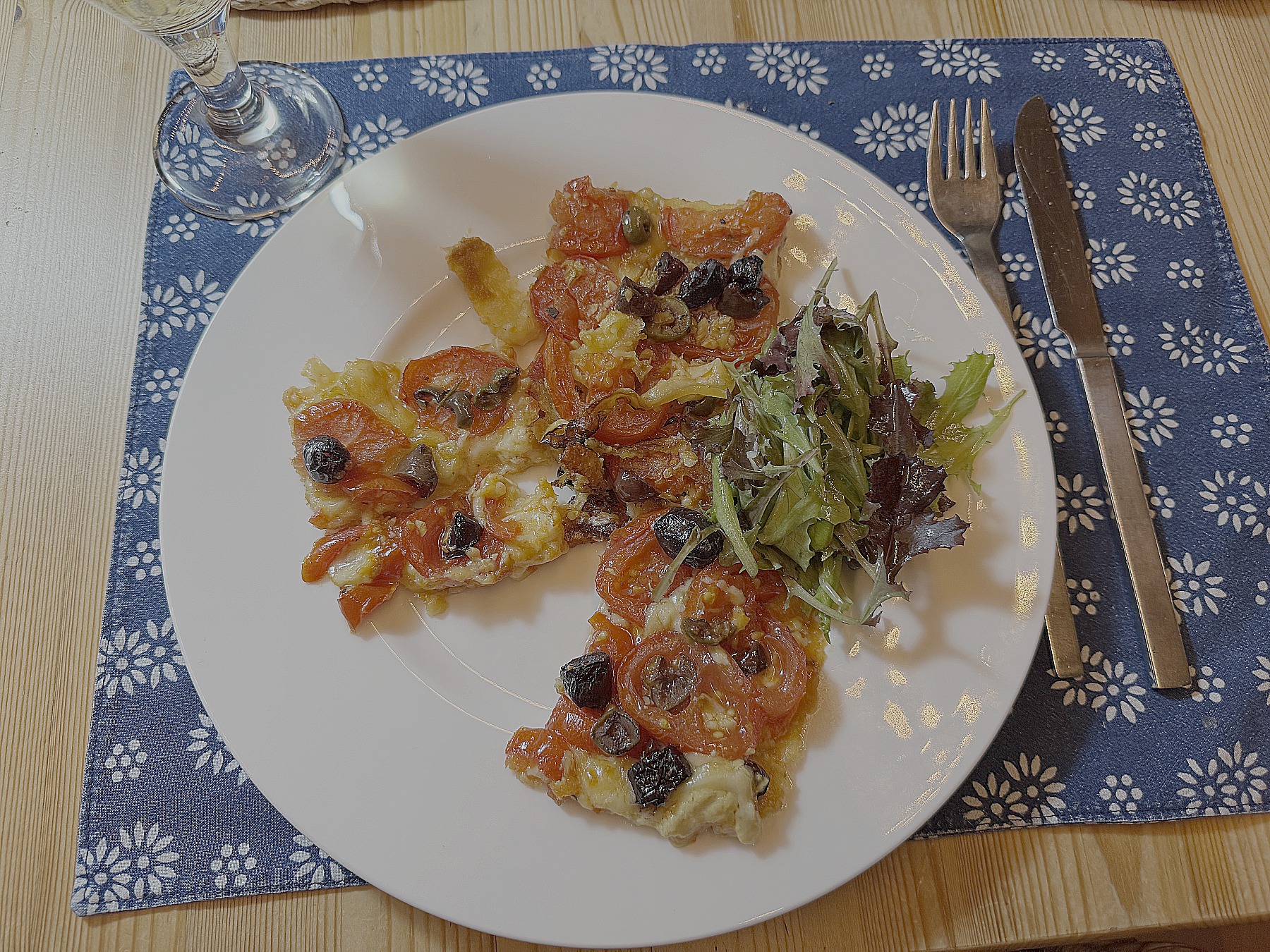 Schweizer Happen zum Wein - Blätterteig-Pizza