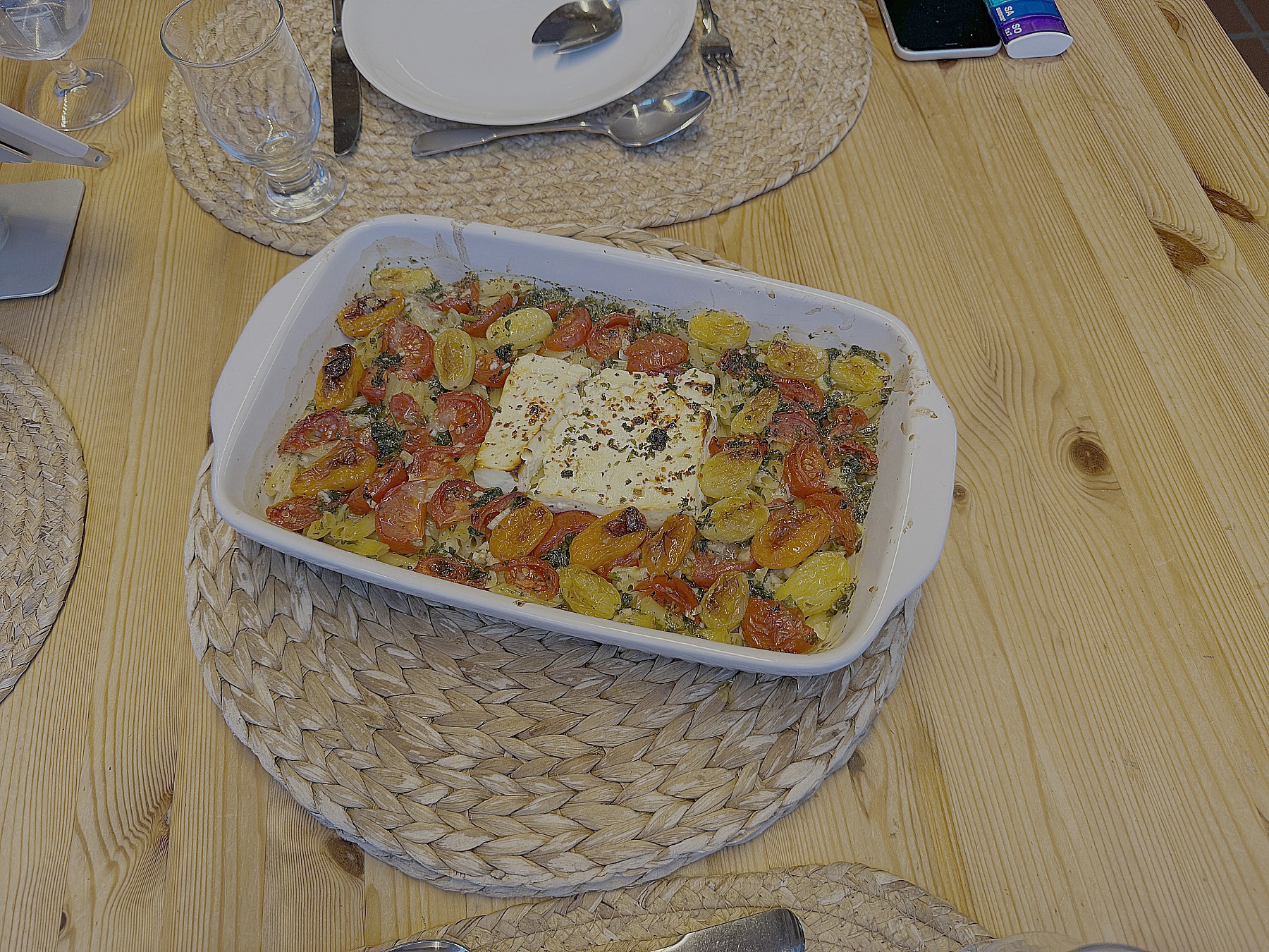 BAKED FETA PASTA – Nudeln mit gebackenem Feta  und Tomaten aus dem Ofen