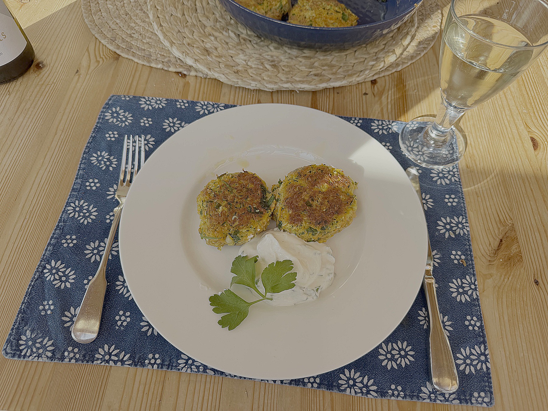 Vegetarische Zucchini-Karotten-Frikadellen mit Petersilien-Joghurt-Dip