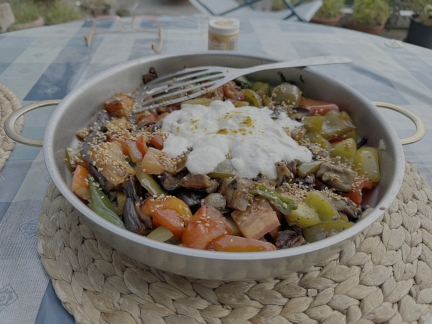 Türkisches Sommergemüse mit Joghurt und Sesam